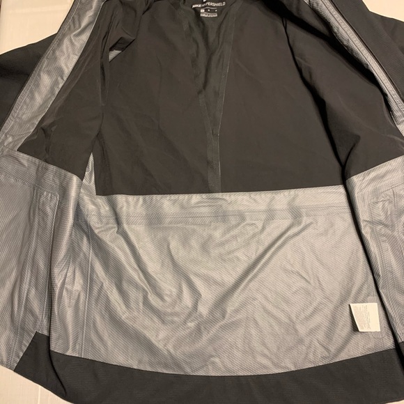 Nike Hypershield HyperAdapt Rain Jacket (Black) - Picture 4 of 6